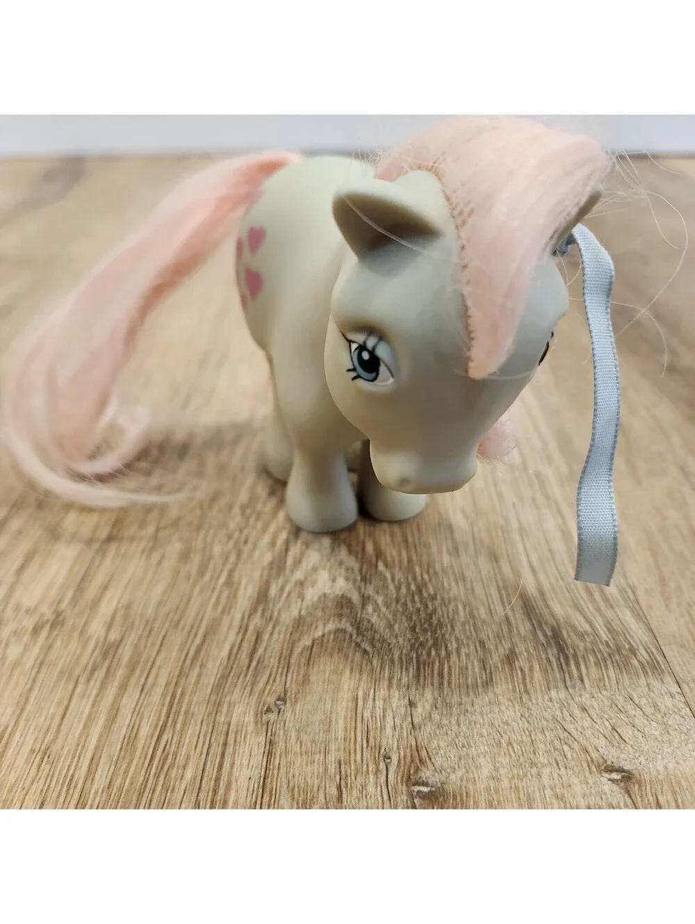 Hasbro 2007 My Little Pony Snuzzle Gray Horse Pink Hearts Blue Bow Ribbon